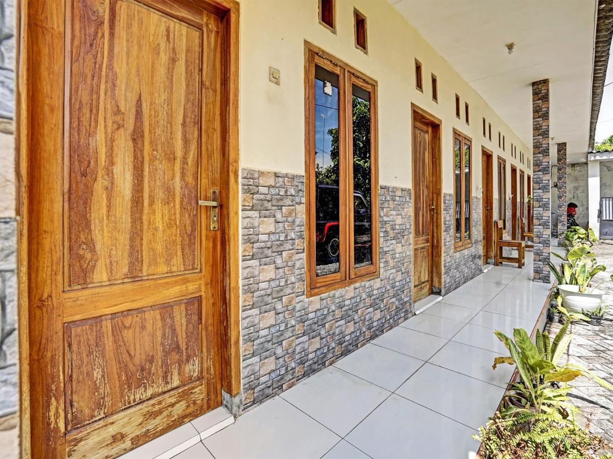 Spot On 91824 Rumah Kaloka Syariah Probolinggo Exterior photo