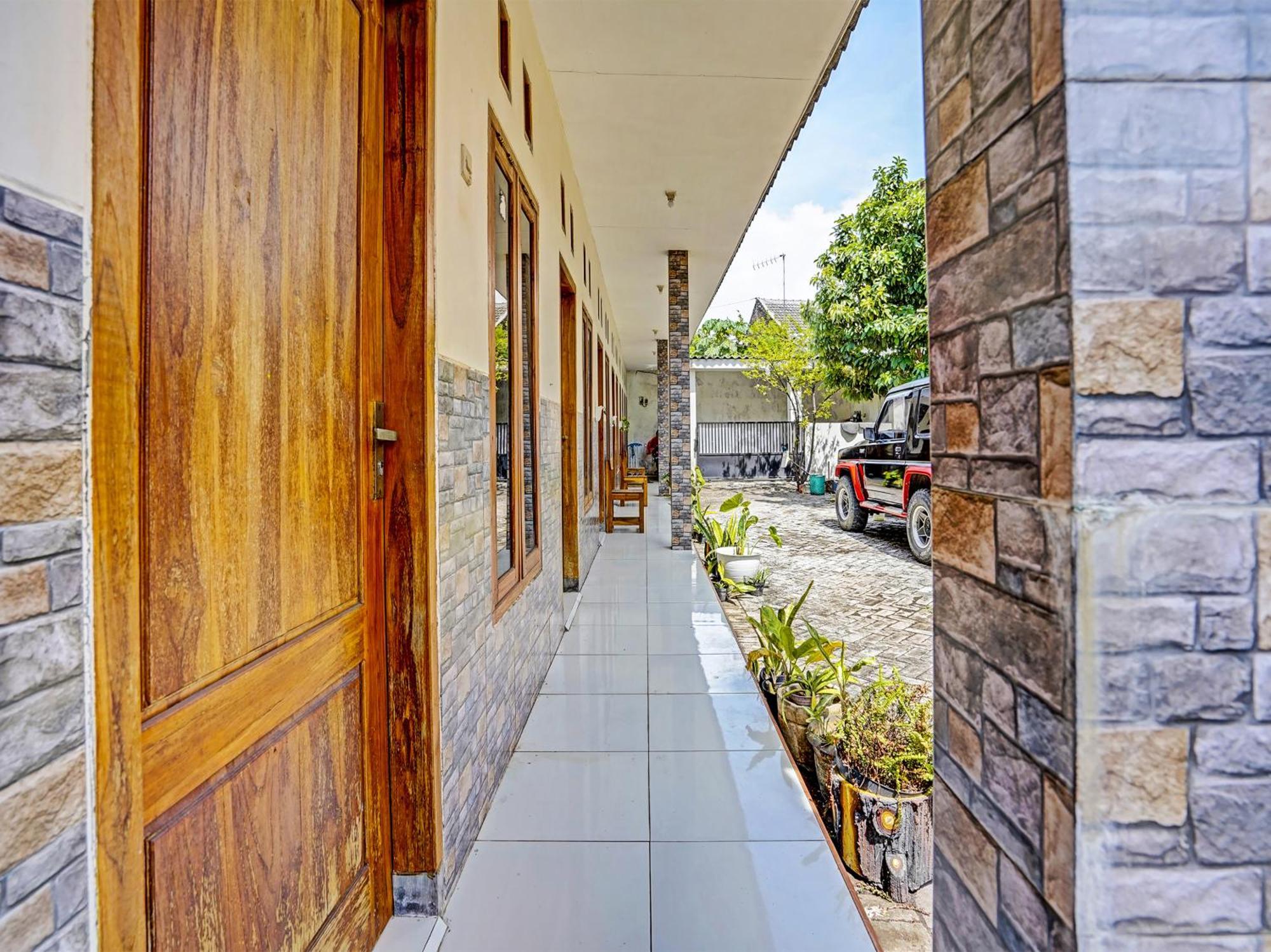 Spot On 91824 Rumah Kaloka Syariah Probolinggo Exterior photo